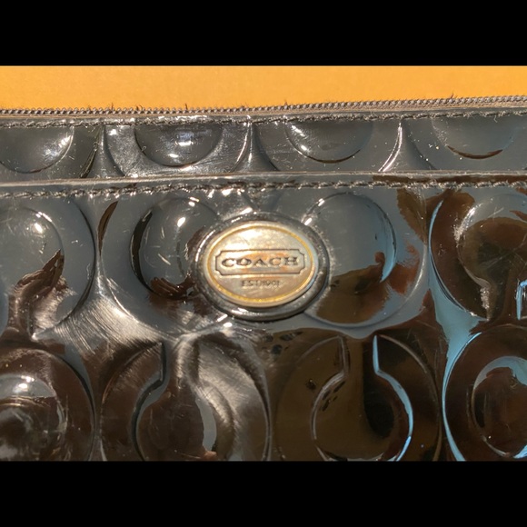 Clutch Peyton Op Art Embossed Gogo Black Patent Leather Wristlet - Picture 3 of 7